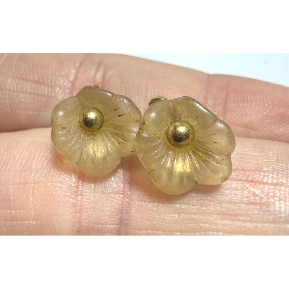 Vintage Style Frosted Champagne Resin Flower Gold Tone Floral Stud Earrings